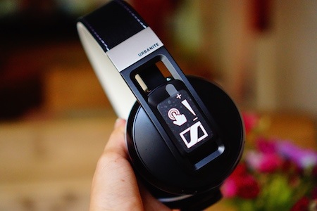 Phím nguồn, tăng giảm âm lượng được thiết kế trên ear-cup bên trái.