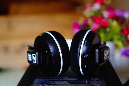 Trên earup bên phải chứa các nút điều khiển, jack 3.5mm, cổng sạc và micro thoại.