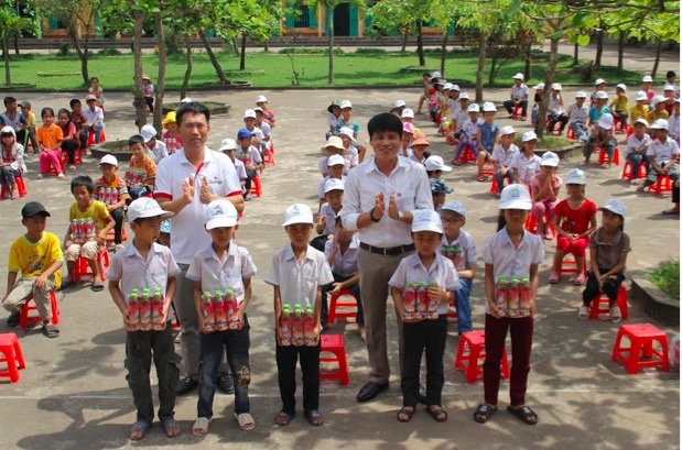 Đại diện nhãn hàng Pushmax trao quà tại Ninh Bình