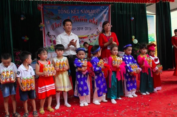 Đại diện nhãn hàng Pushmax trao quà tại Bắc Giang