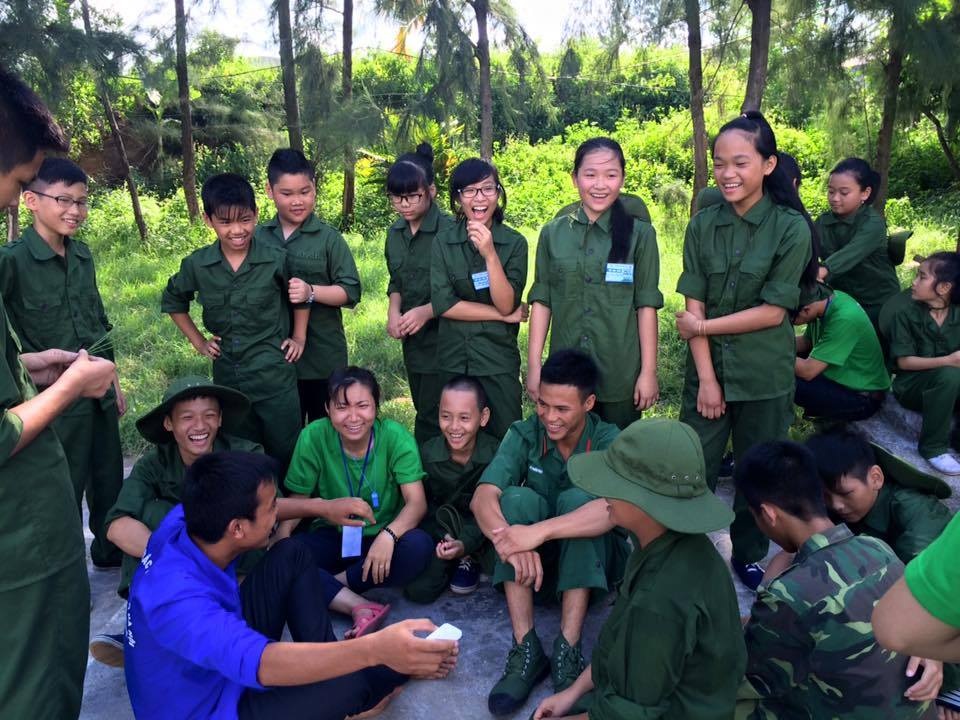 “Chiến sỹ nhí” và 10 ngày trong quân ngũ - 7 Giây phút thư giãn tập thể sau buổi tập.