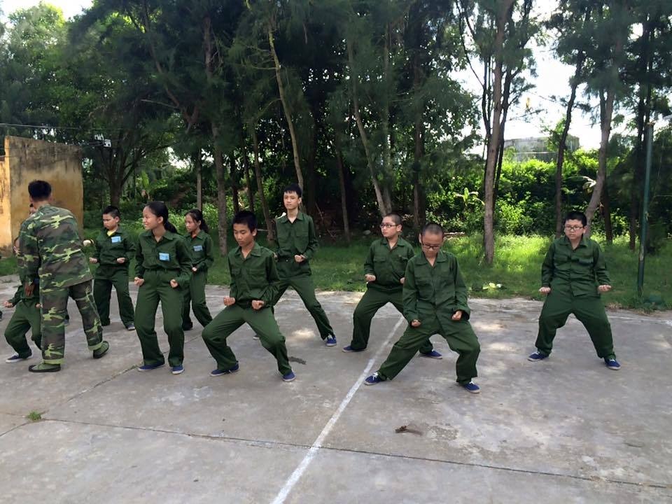 “Chiến sỹ nhí” và 10 ngày trong quân ngũ - 6 Giây phút thư giãn tập thể sau buổi tập.