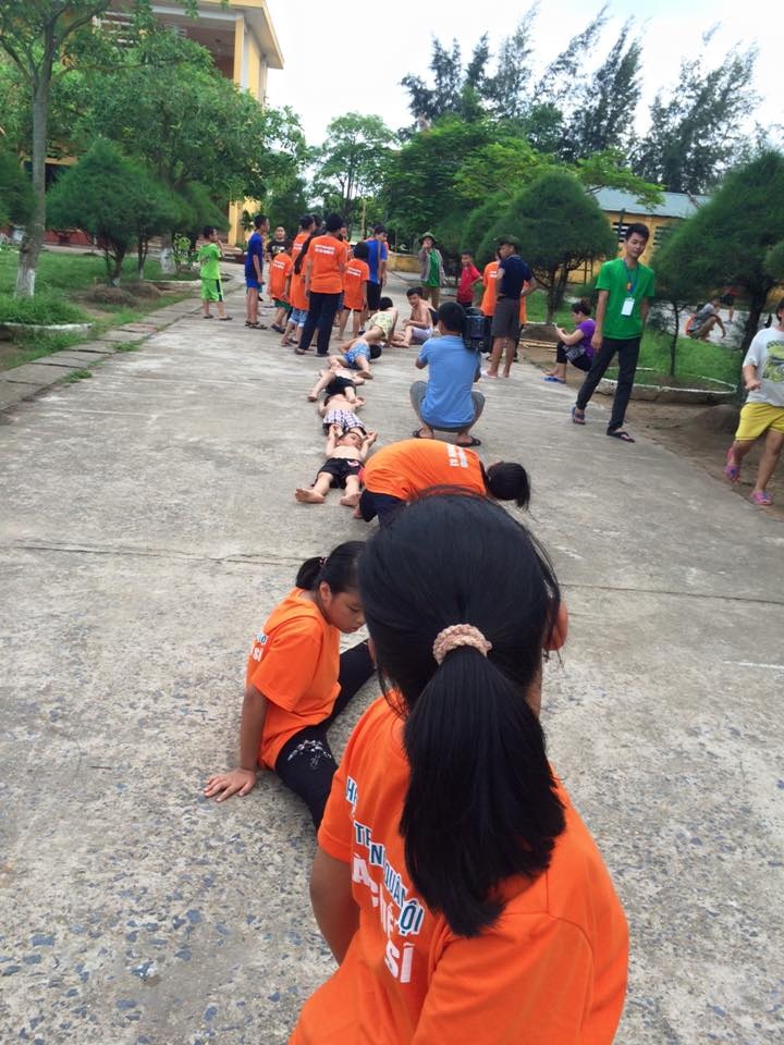 “Chiến sỹ nhí” và 10 ngày trong quân ngũ - 13 Trò chơi dân gian đi cà kheo tạo sự thích thú cho các chiến sỹ nhí.