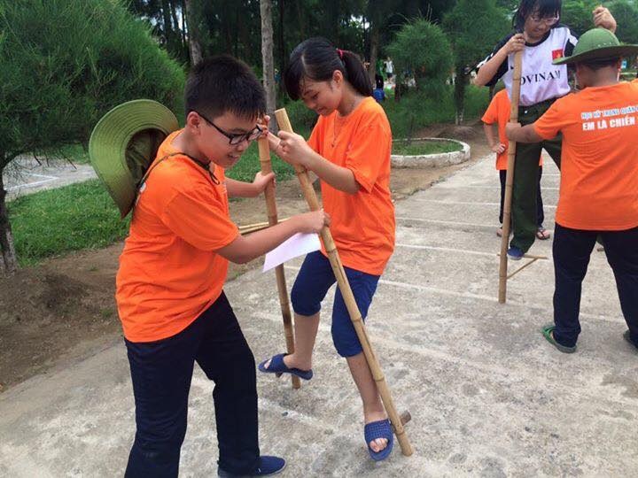 “Chiến sỹ nhí” và 10 ngày trong quân ngũ - 12 Trò chơi dân gian đi cà kheo tạo sự thích thú cho các chiến sỹ nhí.