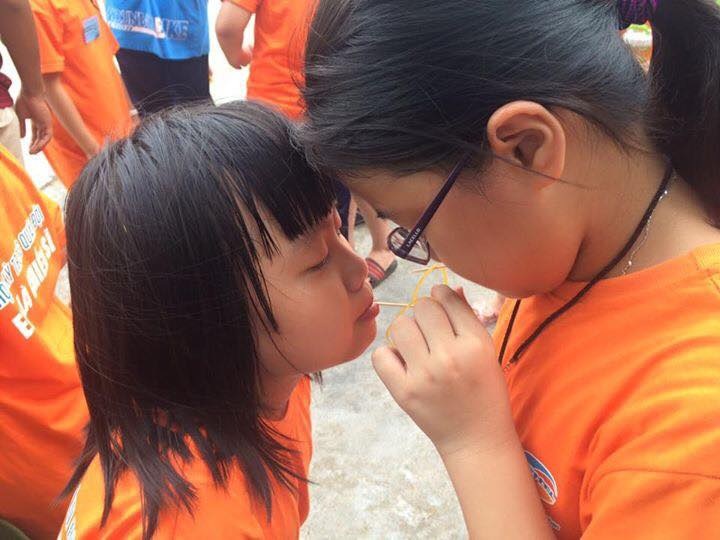 “Chiến sỹ nhí” và 10 ngày trong quân ngũ - 11 Trò chơi dân gian đi cà kheo tạo sự thích thú cho các chiến sỹ nhí.