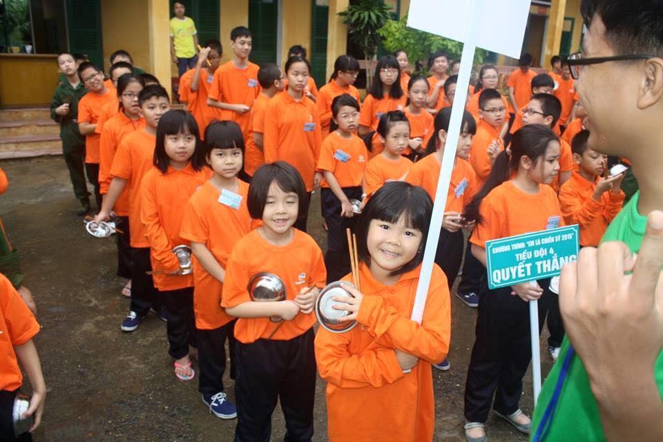 “Chiến sỹ nhí” và 10 ngày trong quân ngũ - 9 Mỗi chiến sỹ một bát, một đôi đũa cùng xếp hàng đi ăn cơm tập thể.