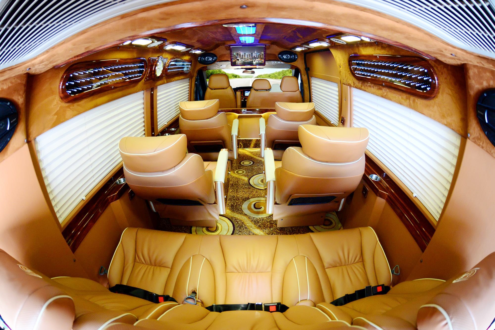 Khám phá “chuyên cơ mặt đất” ở Hạ Long - 2 Số xe Dcar Limousine mà Phúc Xuyên vừa nhận