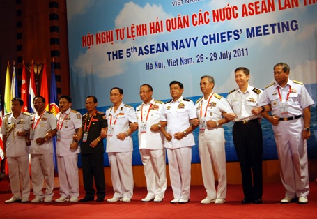 Hải quân ASEAN thiết lập đường dây nóng xử lý vấn đề biển Đông - 1