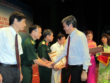 Báo chí góp phần quan trọng trong cuộc vận động học tập và làm theo gương Bác - 1