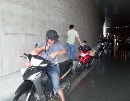 “Chớm” mưa to, Hà Nội đã ngập nhiều nơi - 3