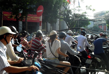 Hà Nội: Đổ cột điện, “mạng nhện” giăng giữa đường - 13