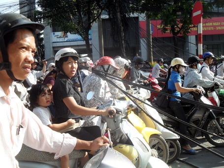 Hà Nội: Đổ cột điện, “mạng nhện” giăng giữa đường - 12