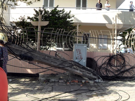 Hà Nội: Đổ cột điện, “mạng nhện” giăng giữa đường - 1