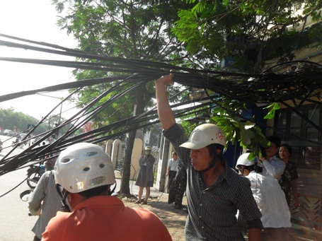 Hà Nội: Đổ cột điện, “mạng nhện” giăng giữa đường - 10