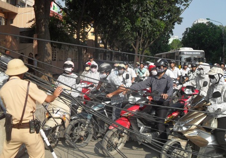 Hà Nội: Đổ cột điện, “mạng nhện” giăng giữa đường - 7