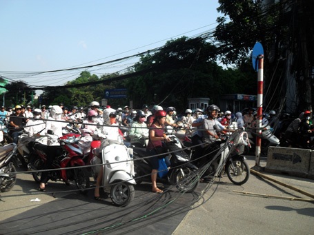 Hà Nội: Đổ cột điện, “mạng nhện” giăng giữa đường - 9