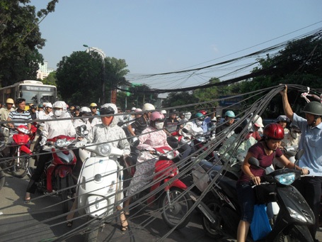 Hà Nội: Đổ cột điện, “mạng nhện” giăng giữa đường - 4