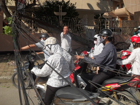 Hà Nội: Đổ cột điện, “mạng nhện” giăng giữa đường - 5