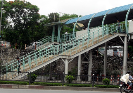 Hà Nội tiếp tục xây cầu vượt bộ hành - 1