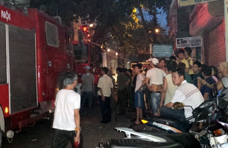Lửa thiêu rụi quán bar trong phố cổ Hà Nội, 2 người thiệt mạng - 2