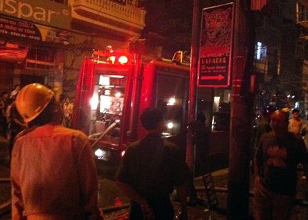 Hoảng loạn vì cháy quán karaoke trong đêm - 1 Hoảng loạn vì cháy quán karaoke trong đêm - 1