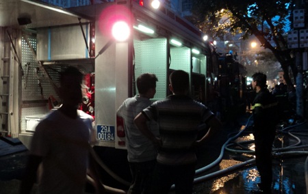 Lửa thiêu rụi quán bar trong phố cổ Hà Nội, 2 người thiệt mạng - 1