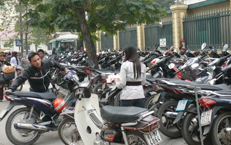 Hà Nội yêu cầu thu giấy phép điểm giữ xe “thổi giá” - 1 Hà Nội yêu cầu thu giấy phép điểm giữ xe “thổi giá” - 1