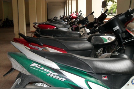 Gửi xe ở bệnh viện vẫn bị “chặt chém” - 1