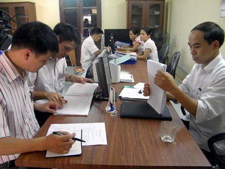 Chủ tịch Hà Nội yêu cầu “xử” cán bộ làm khó dân - 1