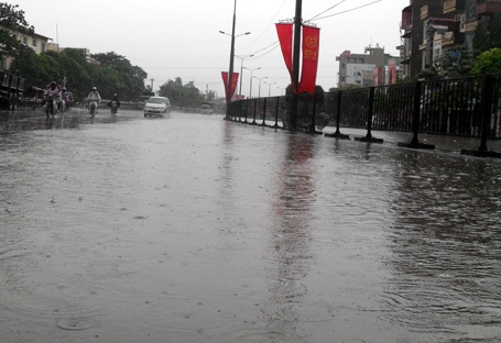 Mưa lớn, nhiều tuyến phố Hà Nội ngập sâu trong nước - 12