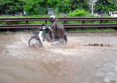 Mưa lớn, nhiều tuyến phố Hà Nội ngập sâu trong nước - 13