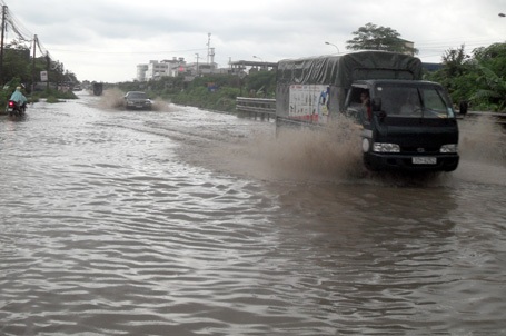 Mưa lớn, nhiều tuyến phố Hà Nội ngập sâu trong nước - 14