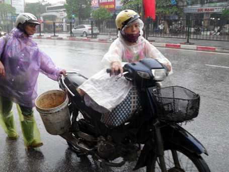 Mưa lớn, nhiều tuyến phố Hà Nội ngập sâu trong nước - 15