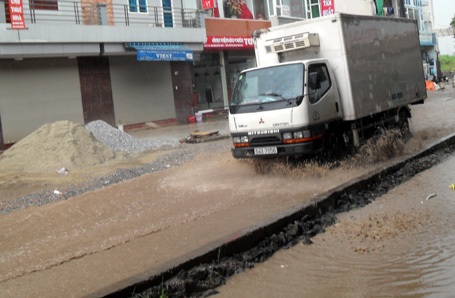 Mưa lớn, nhiều tuyến phố Hà Nội ngập sâu trong nước - 1