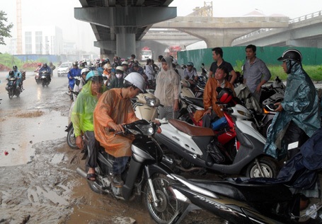 Mưa lớn, nhiều tuyến phố Hà Nội ngập sâu trong nước - 2