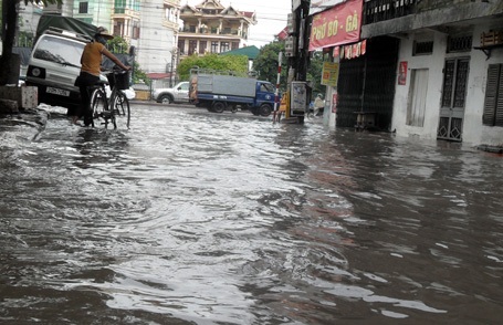 Mưa lớn, nhiều tuyến phố Hà Nội ngập sâu trong nước - 3