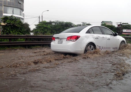 Mưa lớn, nhiều tuyến phố Hà Nội ngập sâu trong nước - 5