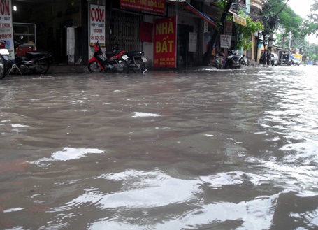 Mưa lớn, nhiều tuyến phố Hà Nội ngập sâu trong nước - 4