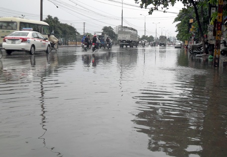 Mưa lớn, nhiều tuyến phố Hà Nội ngập sâu trong nước - 6