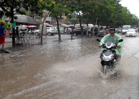 Mưa lớn, nhiều tuyến phố Hà Nội ngập sâu trong nước - 7