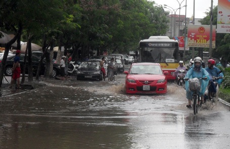 Mưa lớn, nhiều tuyến phố Hà Nội ngập sâu trong nước - 8