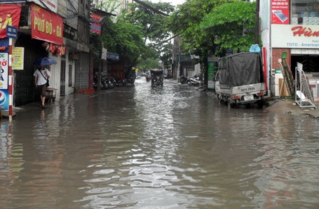 Mưa lớn, nhiều tuyến phố Hà Nội ngập sâu trong nước - 9