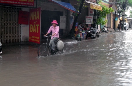 Mưa lớn, nhiều tuyến phố Hà Nội ngập sâu trong nước - 10