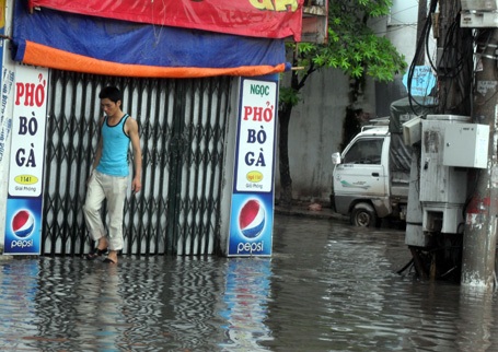 Mưa lớn, nhiều tuyến phố Hà Nội ngập sâu trong nước - 11
