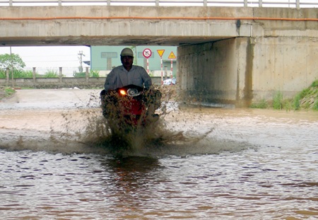 “Bơi” qua hầm chui đại lộ Thăng Long - 1