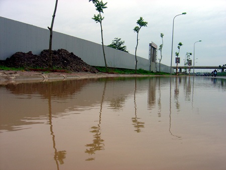 “Bơi” qua hầm chui đại lộ Thăng Long - 2