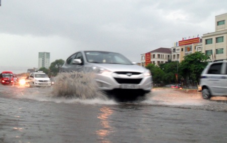 Hà Nội còn 20 điểm ngập úng nặng khi mưa to - 1