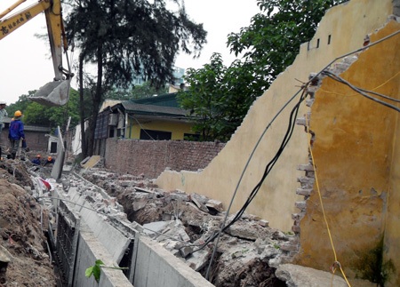 Sập tường đè trọng thương 2 công nhân - 1