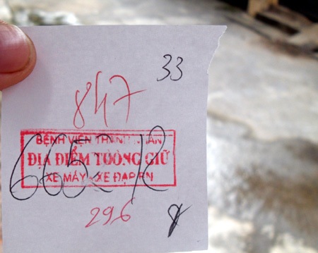 Gửi xe ở bệnh viện vẫn bị “chặt chém” - 2