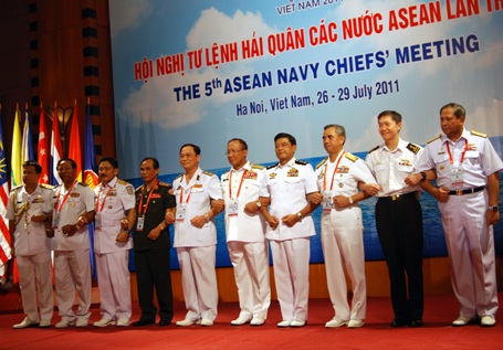 Giải quyết vấn đề biển Đông bằng sức mạnh tập thể ASEAN - 2